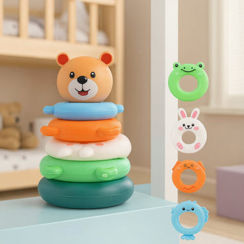 Een afbeelding van een vrolijk gekleurde stapeltoren met 5 ringen. De toren heeft een schattige teddybeer als top en de ringen hebben verschillende kleuren, waaronder groen, roze en oranje.