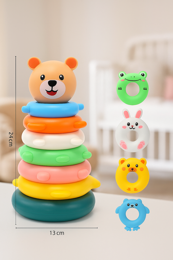 Een afbeelding van een vrolijk gekleurde stapeltoren met 5 ringen. De toren heeft een schattige teddybeer als top en de ringen hebben verschillende kleuren, waaronder groen, roze en oranje.