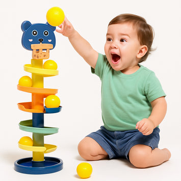 Baby  speelt met speelgoed