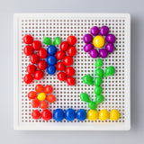 Kinderen puzzel spel met pinnen en bordjes