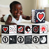 zwart witte baby contrastkaarten met hartjes en love thema D Love