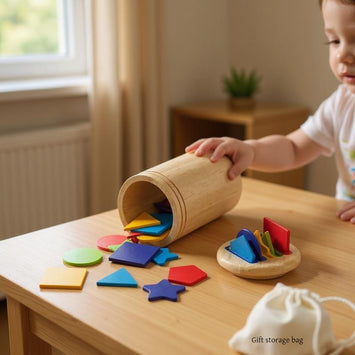 Kind dat Montessori-speelgoed van rubberhout uit een emmer leegt, met verschillende gekleurde vormen en blokken op tafel.